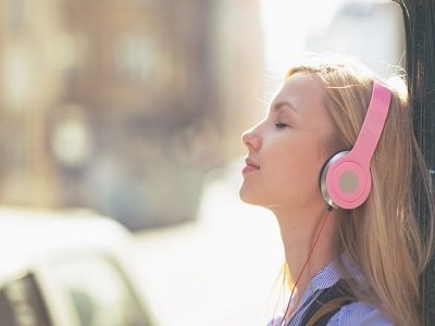 music alters visual perception